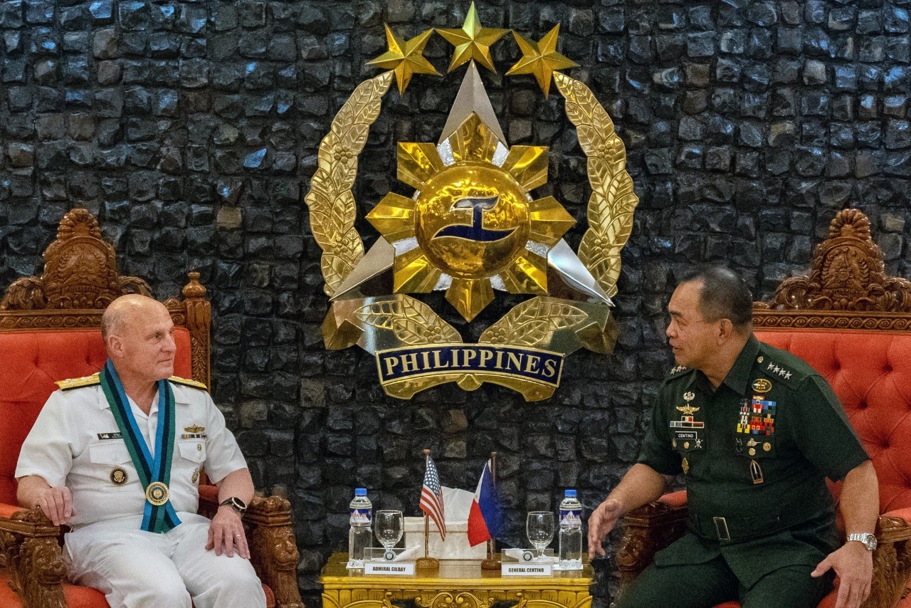 Bumisita ang U.S. Navy chief sa Pilipinas sa gitna ng mga tensyon sa South China Sea, na nakatuon sa panrehiyong maritime security