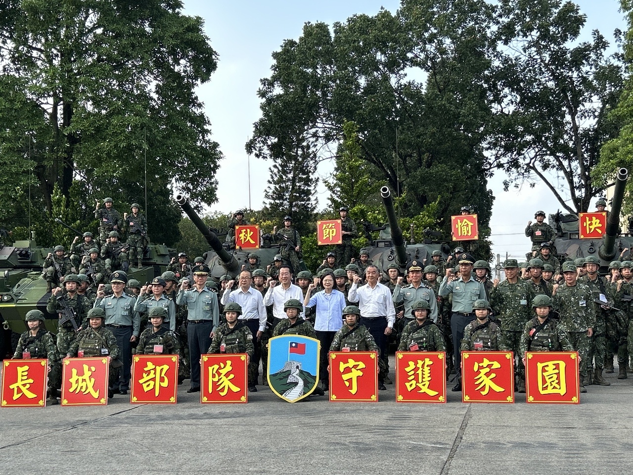 Nagpasalamat ang pangulo sa National Army para sa disaster relief at donasyong food money noong Autumn Festival upang mahikayat ang mga mamamayan na protektahan ang bansa