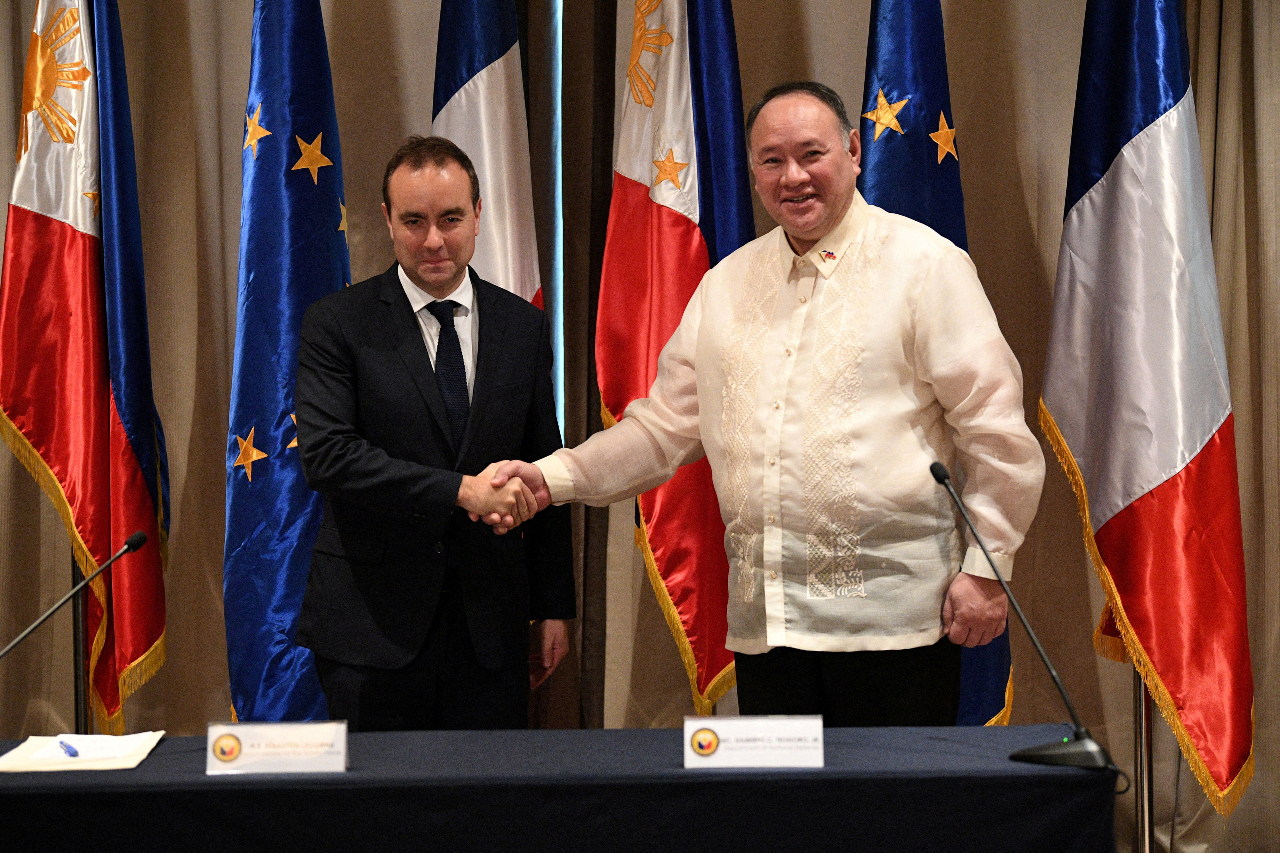 Pinalalakas ng France at Pilipinas ang ugnayan sa depensa at nangakong magkakasundo sa mga pagbisitang militar sa isa't isa