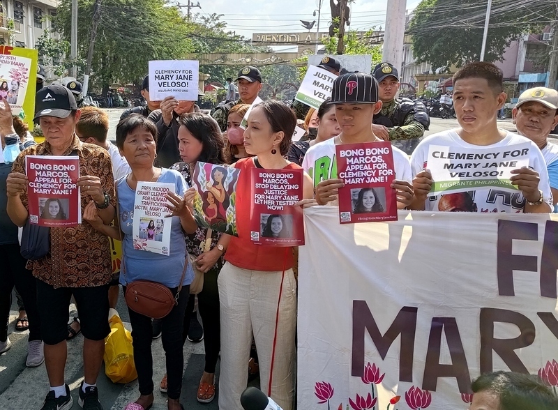 Ang mga magulang ng mga Filipino death row inmates ay nagsumite ng mga liham ng petisyon, na nakikiusap kay Joko Widodo na patawarin ang kanilang anak na babae