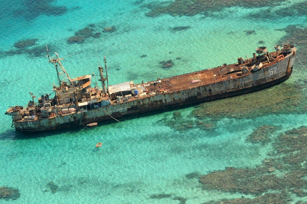 Pinabulaanan ng Pilipinas ang mga akusasyon ng pinsala sa ekolohiya ng South China Sea at inaakusahan ang China ng pagsira sa kapaligiran ng dagat sa pamamagitan ng pagtatayo ng mga isla