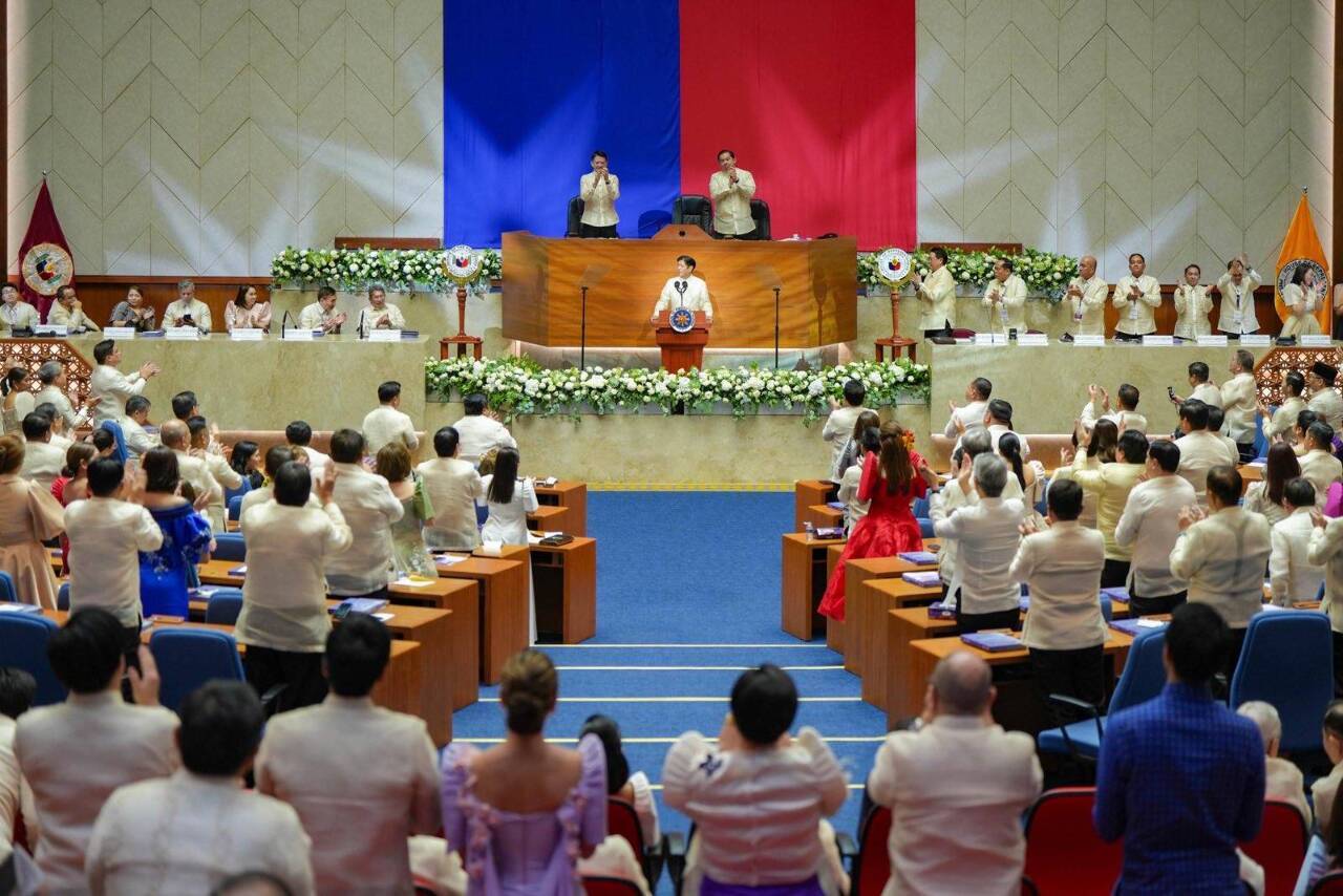 Upang putulin ang pugad ng China ng money laundering at krimen, iniutos ng Pangulo ng Pilipinas na isara ang lahat ng mga operator ng online na pasugalan.