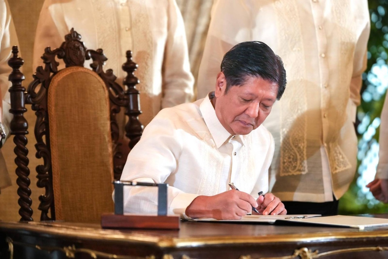 Pangulo ng Pilipinas Lumagda ng Dalawang Bagong Batas para sa Legal na Pagtataguyod ng Pag-angkin sa South China Sea
