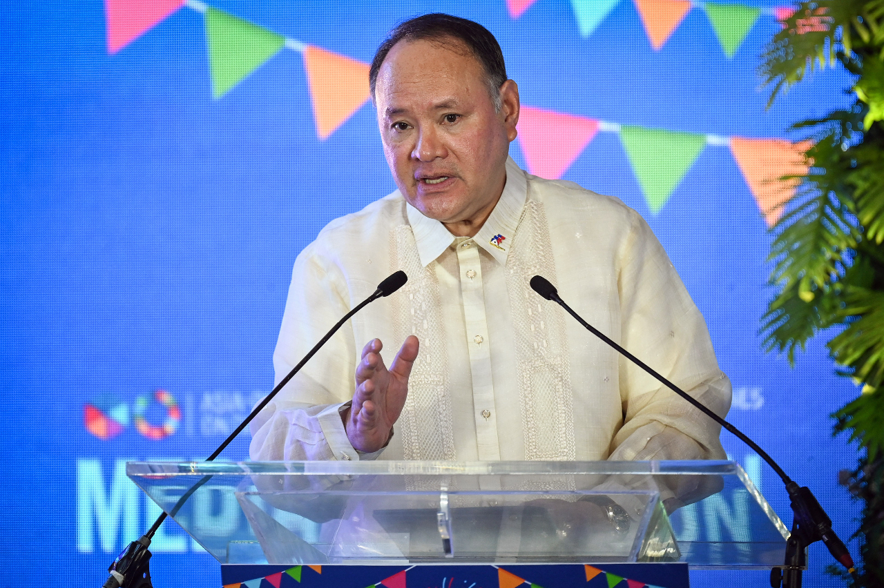 Defense Secretary ng Pilipinas: Balak Bumili ng Medium-Range Missiles, Sagot sa Babala ng Tsina