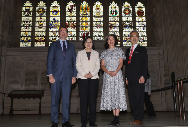 Former President Tsai Ing-wen (second from left) officially began her visit to the United Kingdom on the morning of the 15th, London time. She went to Parliament to engage with pro-Taiwan legislators and, accompanied by two Members of the House of Commons — Labour co-chair of the Taiwan Group Sarah Champion (second from right), Liberal Democrat Foreign Affairs spokesperson Calum Miller (far left), and Taiwan’s Representative to the UK, James C.J. Yao (far right) — toured the Parliament. (Provided by the delegation) (Photo: Central News Agency)
